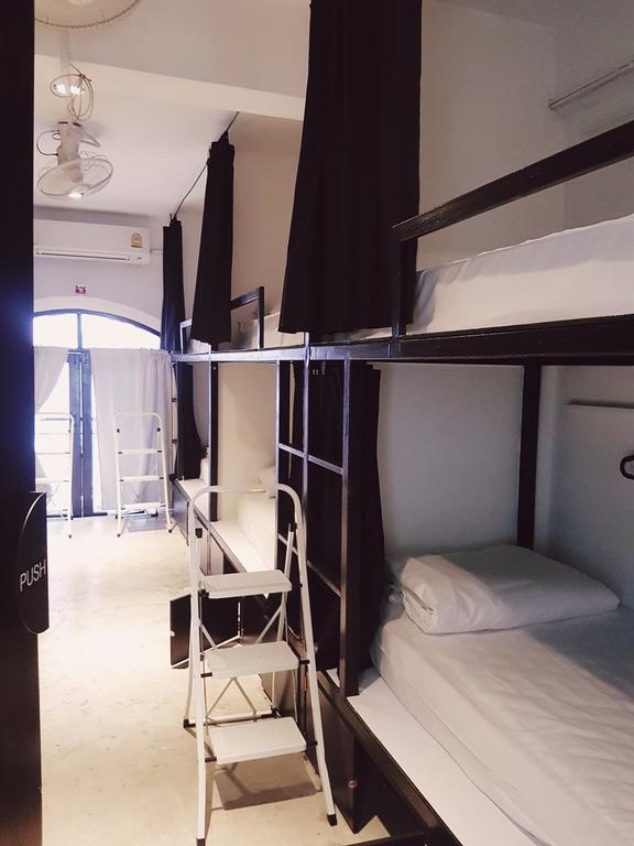 Seek Sleep Hostel Bangkok Esterno foto