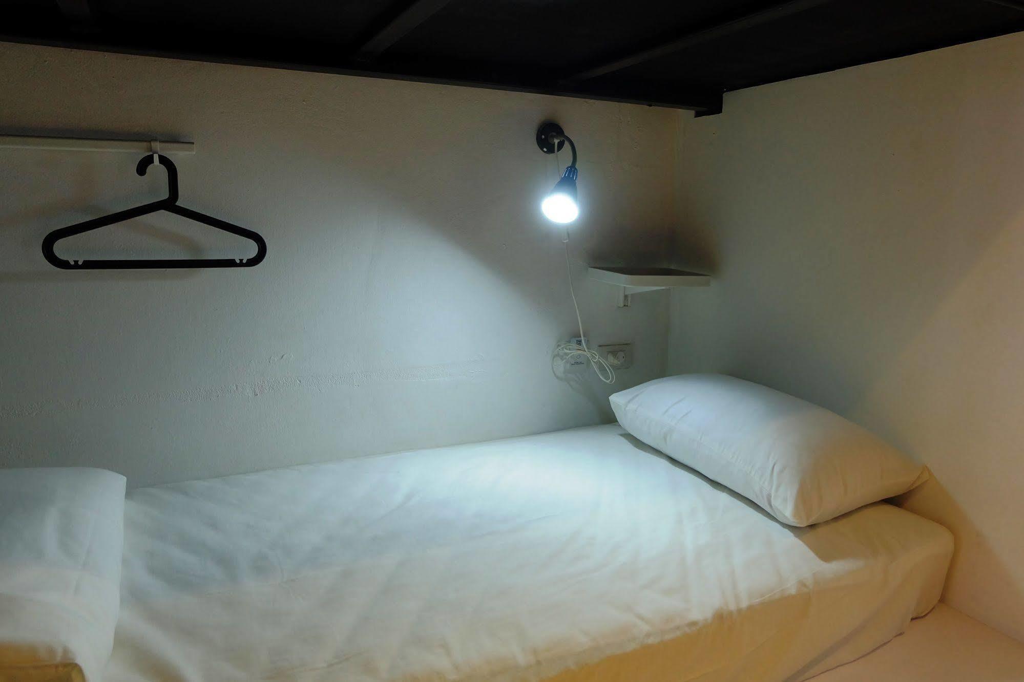 Seek Sleep Hostel Bangkok Esterno foto