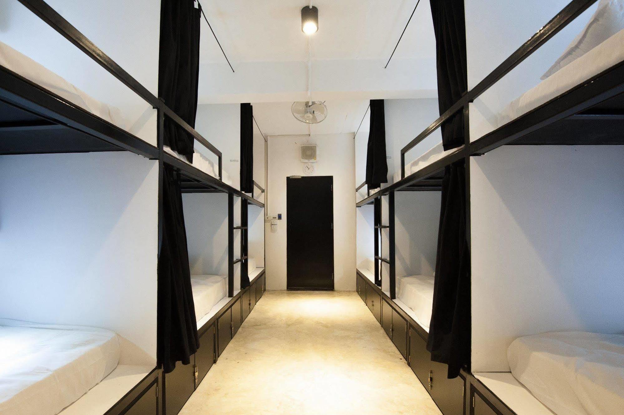 Seek Sleep Hostel Bangkok Esterno foto